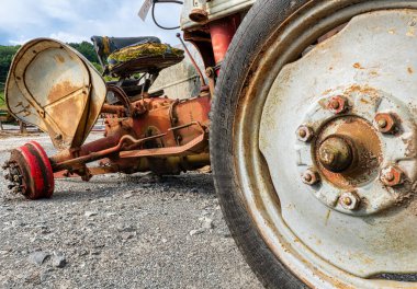 Alet müzayedesinde satılık eski bozuk traktör..