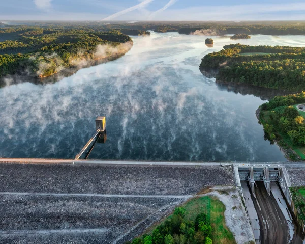 Přehrada Tims Ford Lake Časné Letní Ráno Nepravidelnou Mlhou — Stock fotografie