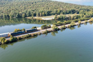Tennessee 'de Nickajack Gölü' nden geçen tren..