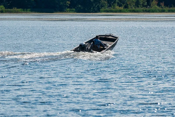 Mannen Fiskebåt Väg Uppför Floden För Att Fånga Fisk Guntersville — Stockfoto