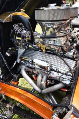 Çift karbüratörlü Hotrod Motoru, başlıklar ve bir sürü parlak krom.