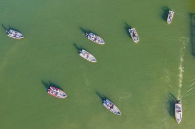 Botlardaki balıkçılar Winchester Tennessee 'deki Tims Ford Bass Kulübü' nde balık turnuvası başlatıyorlar..