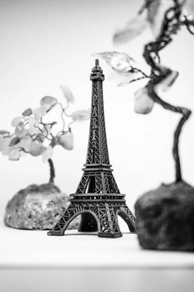 Eiffeltoren Beeldje Close Geïsoleerd Witte Achtergrond — Stockfoto