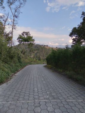 El camino peligroso de una aldea