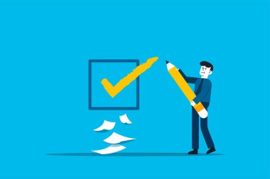 Tamamlanmış kontrol listesi. Tamamlanmış listeye bakan bir iş adamı.