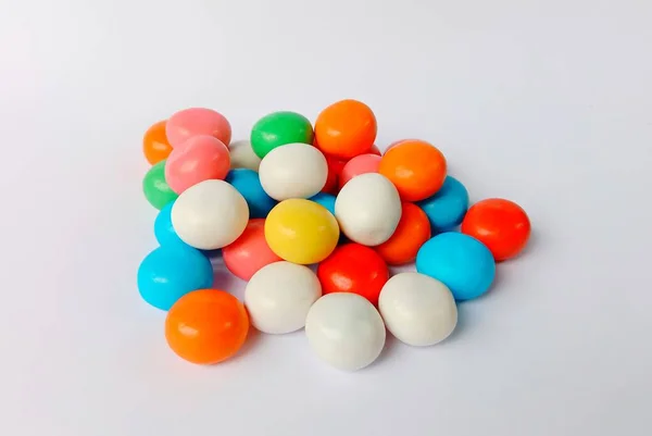 Gri Arkaplana Karşı Renkli Çikolata Şekerleri Grubu — Stok fotoğraf
