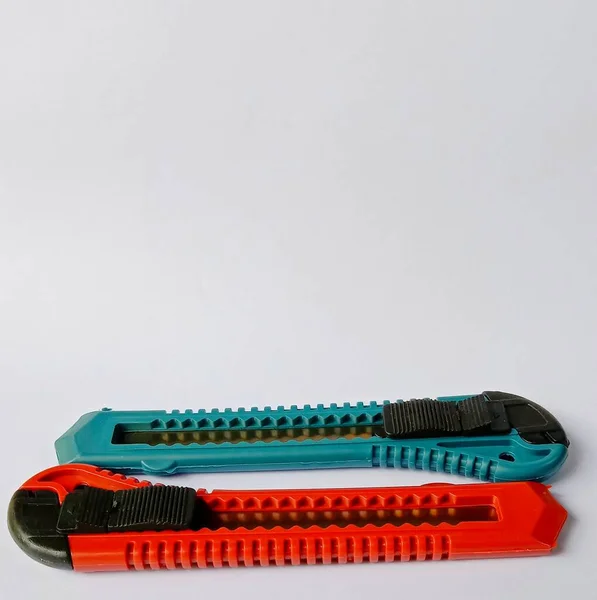 Zwei Messer Mit Blauer Und Roter Farbe Vor Grauem Hintergrund — Stockfoto