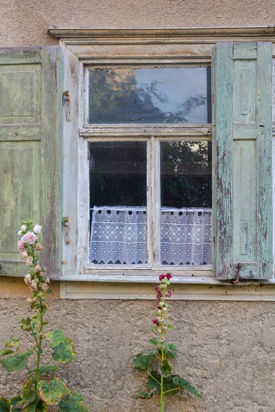 Old Window Open Shutters Witnesses — Stock Photo, Image