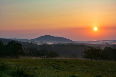 Gündoğumunda sabah havası, Spessart, Bavyera, Almanya 'da sisli tepe manzarası