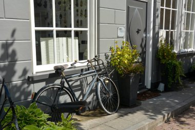 Tipik Hollanda - Hollanda 'da Zeeland' de bir evin ön cephesine yaslanan bisiklet