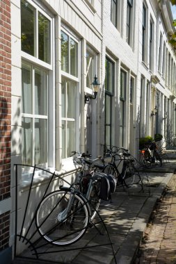 Tipik Hollanda - bisikletler Hollanda 'da Zeeland' de bir ev cephesinde.