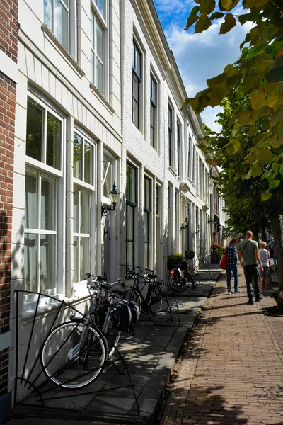 Tipikus Hollandia Kerékpárok Egy Ház Homlokzatán Zeeland Hollandiában — Stock Fotó