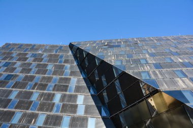 Freiburg, Breisgau, Kara Orman, Almanya 'daki Üniversite Kütüphanesi' nin modern cam cephesi