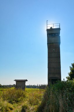 Almanya 'nın Rhoen kentindeki Black Moor' dan çok da uzak olmayan Hesse, Thuringia ve Bavyera sınır üçgenindeki eski bir sınır gözetleme kulesi Almanya 'nın bölünmüşlüğünü hatırlatıyor.