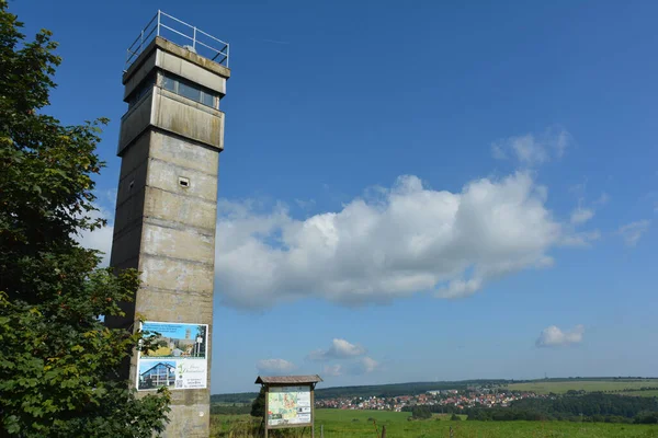 前东德边境防御工事的一座旧边境了望塔坐落在黑森州 图林根州和巴伐利亚州的边境三角地带 离德国罗恩州的黑色荒野不远 这让人想起了德国的分裂 — 图库照片