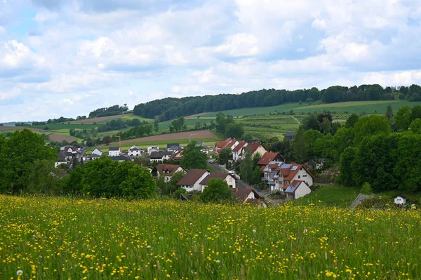 Łąka Przed Małą Wioską Bawarii Niemcy Zielonym Krajobrazem — Zdjęcie stockowe