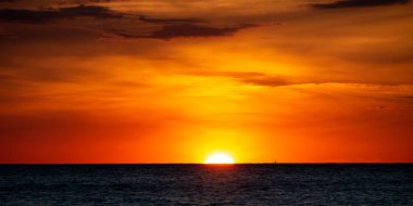 Deniz üzerinde güzel turuncu gün batımı