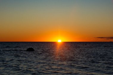 Deniz üzerinde güzel turuncu gün batımı