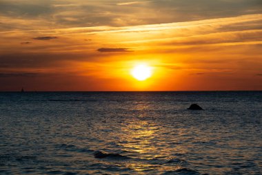 Deniz üzerinde güzel turuncu gün batımı
