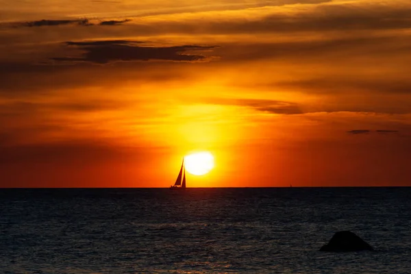 Splendido Tramonto Arancione Sul Mare Una Nave All Orizzonte — Foto Stock