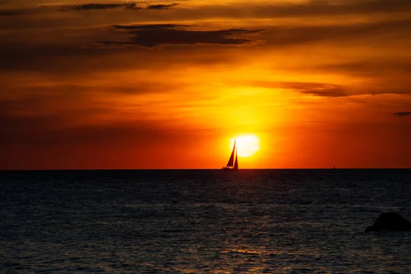 Красивый Оранжевый Закат Над Морем Корабль Горизонте — стоковое фото