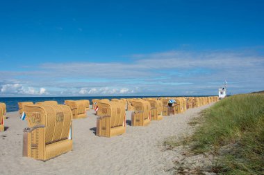 Baltık Denizi 'ndeki kumlu sahilde, Almanya' nın Poel adasındaki Timmendorf Strand 'da kahverengi hasır sepetler.