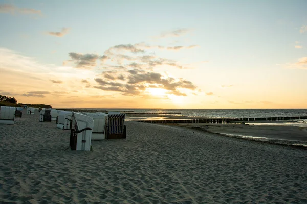 Tradycyjny Wiklinowy Koszyk Plażowy Piaszczystej Plaży Pomarańczowy Zachód Słońca Nad — Zdjęcie stockowe