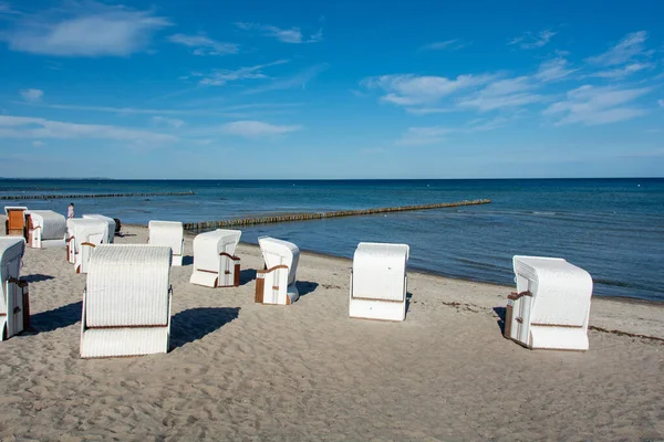 Paniers Plage Osier Blanc Traditionnel Sur Plage Sable Fin Mer — Photo