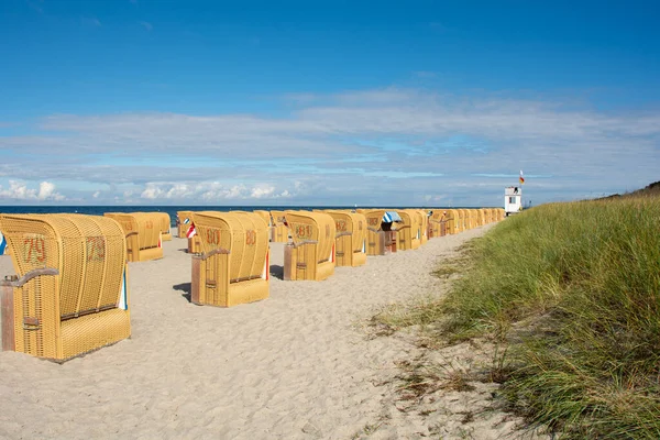 Barna Hagyományos Fonott Strandkosarak Homokos Tengerparton Balti Tengerrel Timmendorf Strand — Stock Fotó