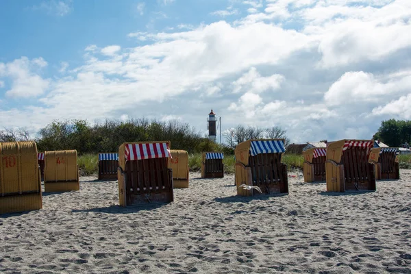 Widok Brązowych Tradycyjnych Wiklinowych Koszyków Plażowych Latarni Morskiej Piaszczystej Plaży — Zdjęcie stockowe