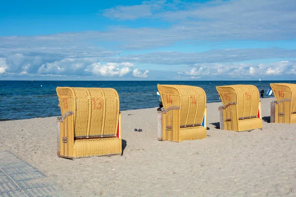 Brązowe Tradycyjne Wiklinowe Koszyki Plażowe Piaszczystej Plaży Morzem Bałtyckim Timmendorf — Zdjęcie stockowe