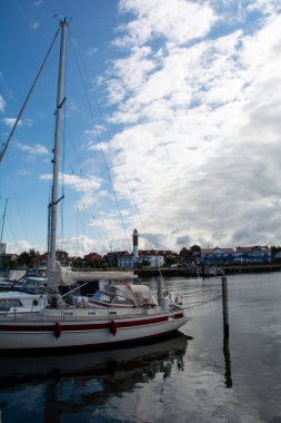 Botları ve Timmendorf Strand manzaralı liman, Poel adasında bir deniz feneri, Mecklenburg-Batı Pomerania, Almanya