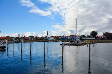 Botları ve Timmendorf Strand manzaralı liman, Poel adasında bir deniz feneri, Mecklenburg-Batı Pomerania, Almanya