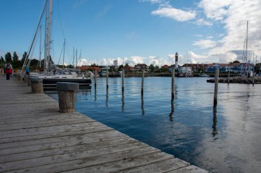 Botları ve Timmendorf Strand manzaralı liman, Poel adasında bir deniz feneri, Mecklenburg-Batı Pomerania, Almanya