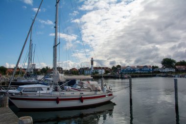 Botları ve Timmendorf Strand manzaralı liman, Poel adasında bir deniz feneri, Mecklenburg-Batı Pomerania, Almanya