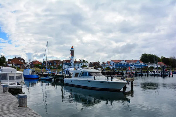 Haven Met Boten Uitzicht Timmendorf Strand Met Een Vuurtoren Het — Stockfoto