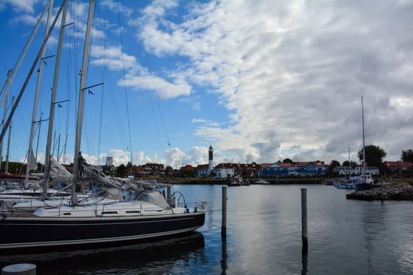 Haven Met Boten Uitzicht Timmendorf Strand Met Een Vuurtoren Het — Stockfoto