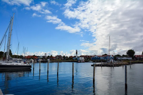 ボートやTimmendorf Strandの景色を望む港 ポール島の灯台と メクレンブルク 西ポメラニア ドイツ — ストック写真