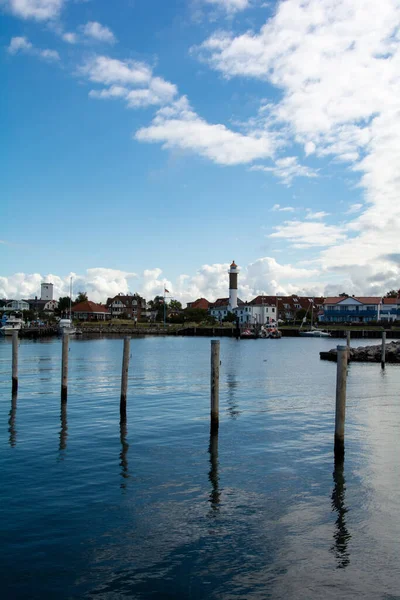 ボートやTimmendorf Strandの景色を望む港 ポール島の灯台と メクレンブルク 西ポメラニア ドイツ — ストック写真