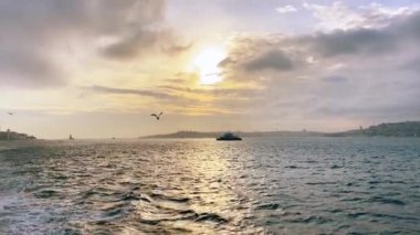 Boğaz 'da feribot yolculuğu. Feribot Boğaz boyunca yelken açar. Boğaz manzarası çok güzel..
