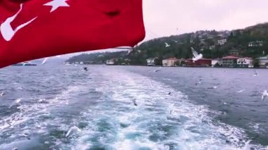 Boğazın arka planında Türk bayrağı var. Türk bayrağının, Boğaz 'ın zemininde dalgalanması. Güzel bir günbatımının arka planında hindi bayrağı.