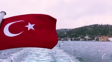 Boğazın arka planında Türk bayrağı var. Türk bayrağının, Boğaz 'ın zemininde dalgalanması. Güzel bir günbatımının arka planında hindi bayrağı.