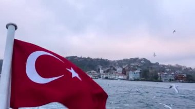 Boğazın arka planında Türk bayrağı var. Türk bayrağının, Boğaz 'ın zemininde dalgalanması. Güzel bir günbatımının arka planında hindi bayrağı.