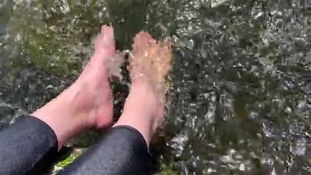 Kız Ayaklarını Dağ Nehrine Koydu Hızlı Akan Bir Nehirde Kadınların — Stok video