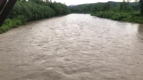 雨后春笋 下了雨 满河的山川 喀尔巴阡河流域雨后的河流A — 图库视频影像
