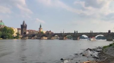 Prag 'daki tarihi merkezin panoraması. Prag 'daki Vlatva Nehri. Prag 'daki Charles Köprüsü.