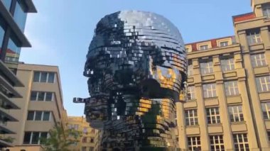 Franz Kafkas Prag 'da başkanlık yapıyor. Prag 'daki Francis Kafka' nın heykel başkanı. Prag, Çek Cumhuriyeti manzaraları.