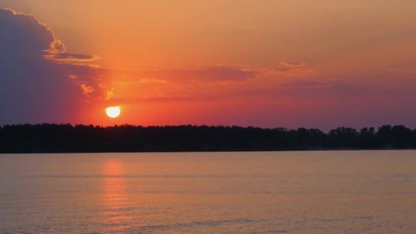 Sol Põe Abaixo Horizonte Refletido Lago Sol Alaranjado Brilhante Refletido — Vídeo de Stock