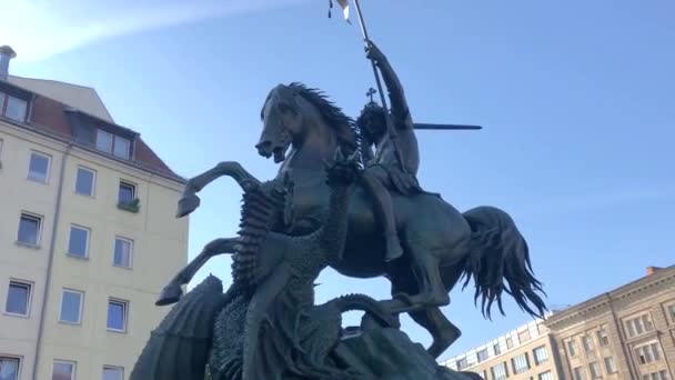 Άγαλμα Του Αγίου Γεωργίου Στο Βερολίνο Άγιος Γεώργιος Νικάει Δράκο — Αρχείο Βίντεο