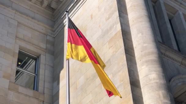 Vlajka Německa Střeše Budovy Reichstag Vlajky Třepotají Větru — Stock video
